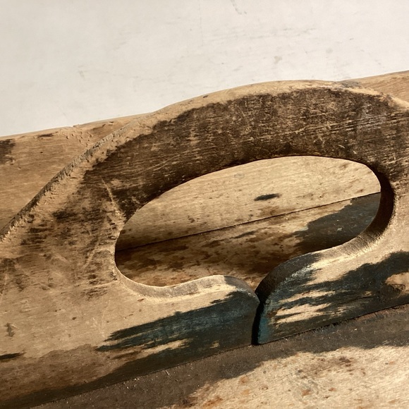 Primitive attic finish wooden tote. - Picture 5 of 8